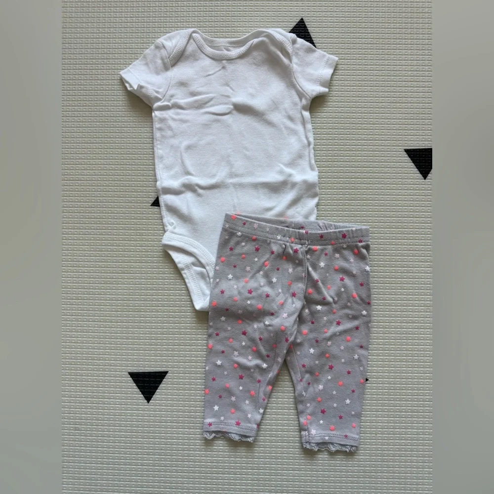 Carters|Baby girl bodysuit & leggings set White Onesie & Gray Star leggings•3M